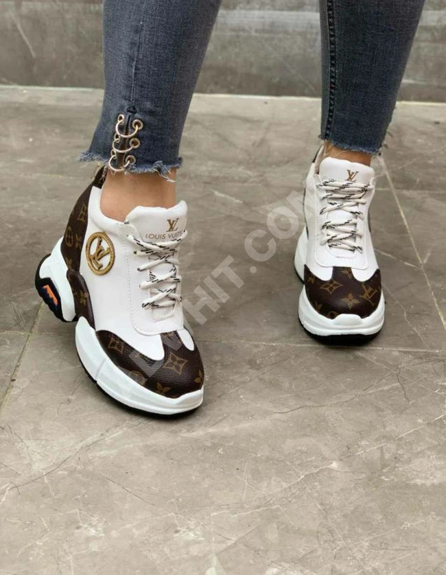 حذاء سبور نسائي 