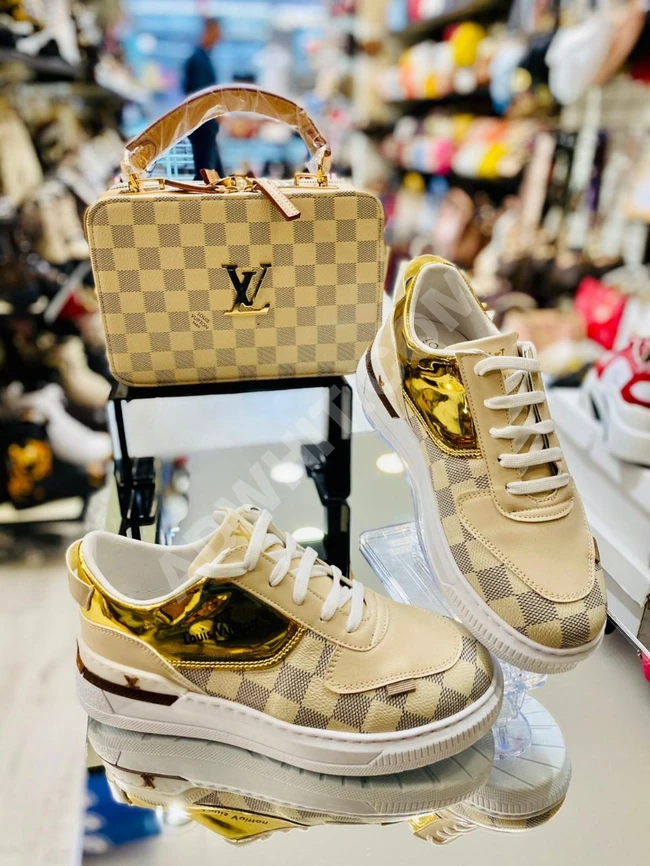 حذاء سبور نسائي مع حقيبة 