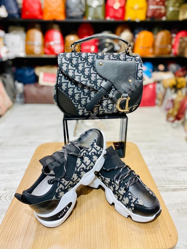 طقم نسائي حذاء سبور مع حقيبة 