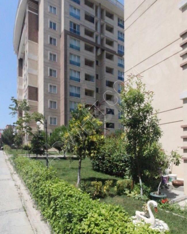 شقة للبيع بسعر مغري داخل مجمع سكني في اسطنبول بيلك دوزو 
