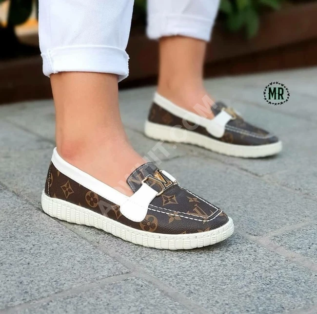 حذاء سبور نسائي 