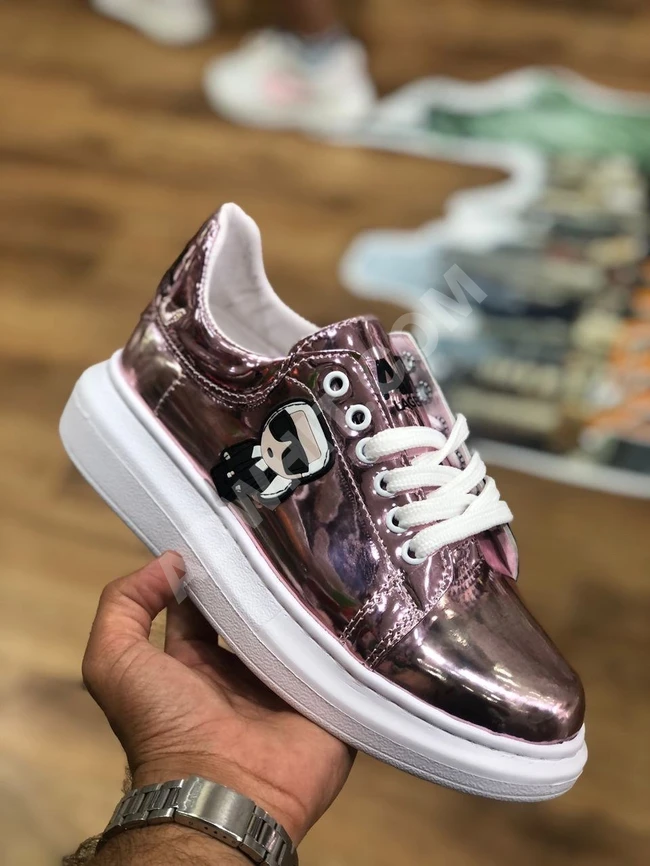 حذاء سبور نسائي