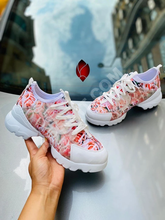 حذاء سبور نسائي 