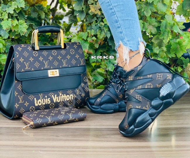 طقم حذاء سبور مع حقيبة نسائي  