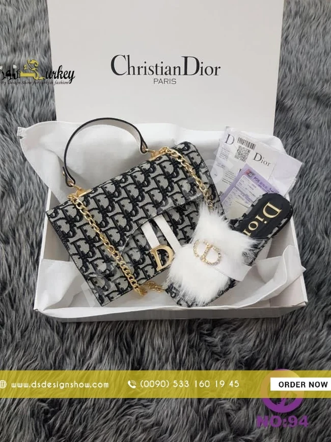 طقم من Christian dior