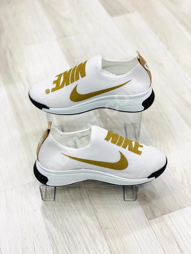 حذاء سبور نسائي 