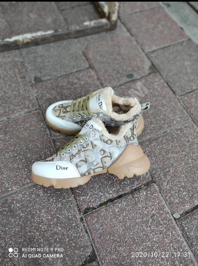 حذاء سبور نسائي 