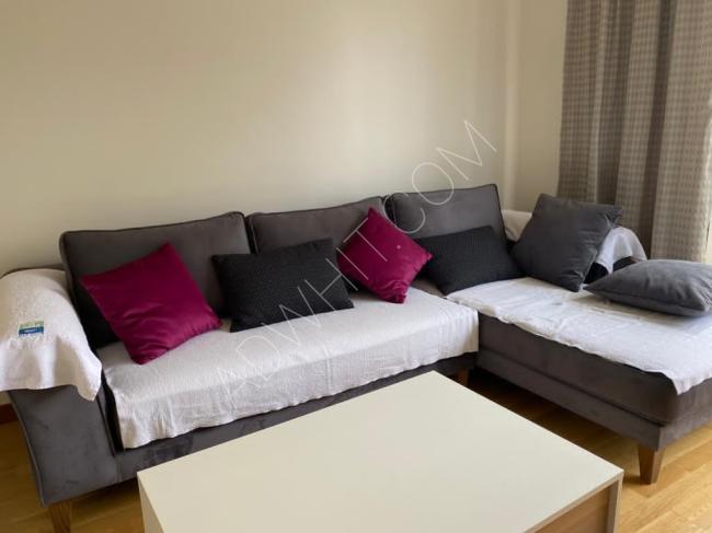 شقة غرفة وصالة 1+1 للإيجار السنوي مع مكيف وبلكون واطلالة داخلية في مجمع يوروم اسطنبول