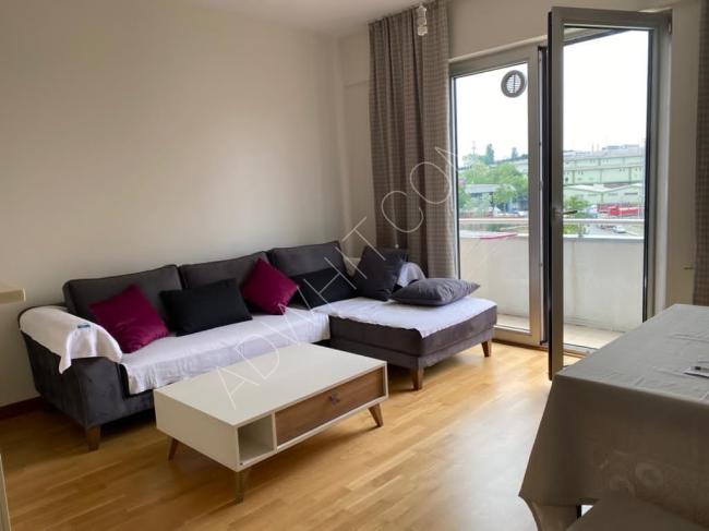 شقة غرفة وصالة 1+1 للإيجار السنوي مع مكيف وبلكون واطلالة داخلية في مجمع يوروم اسطنبول