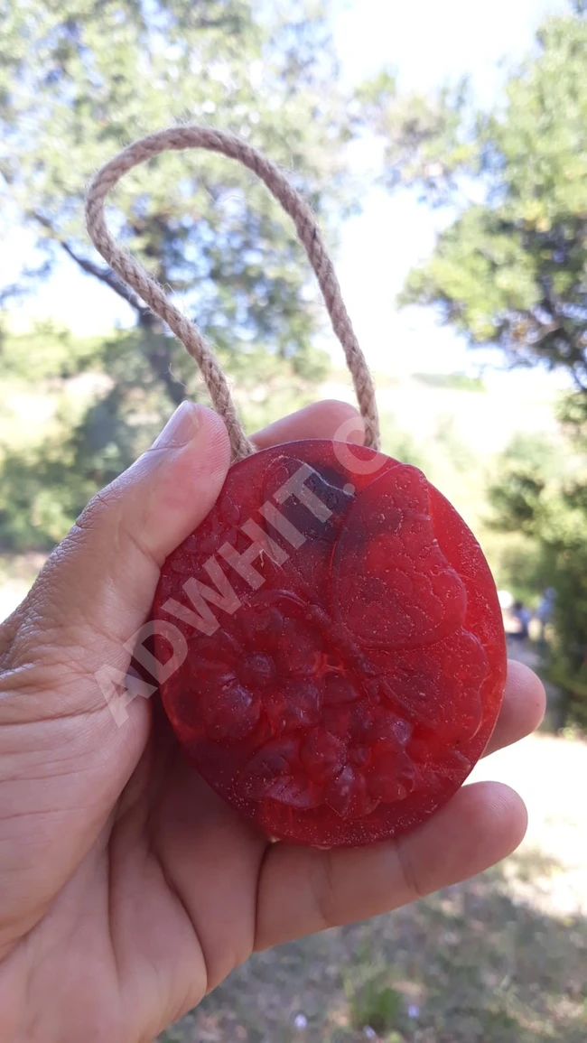 صابون جليسيرين مسك وَ ورد مع الليف الطبيعي.