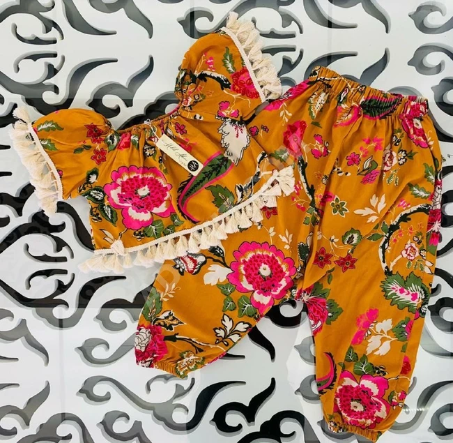 طقم بناتي بتصميم متميز