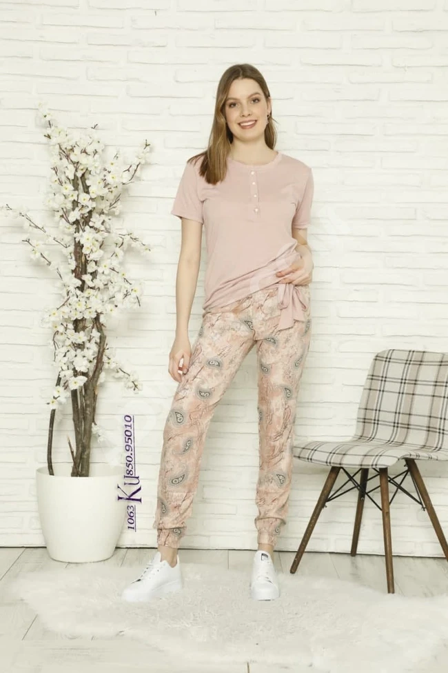 بيجاما نوم نسائية بألوان وأشكال مختلفة