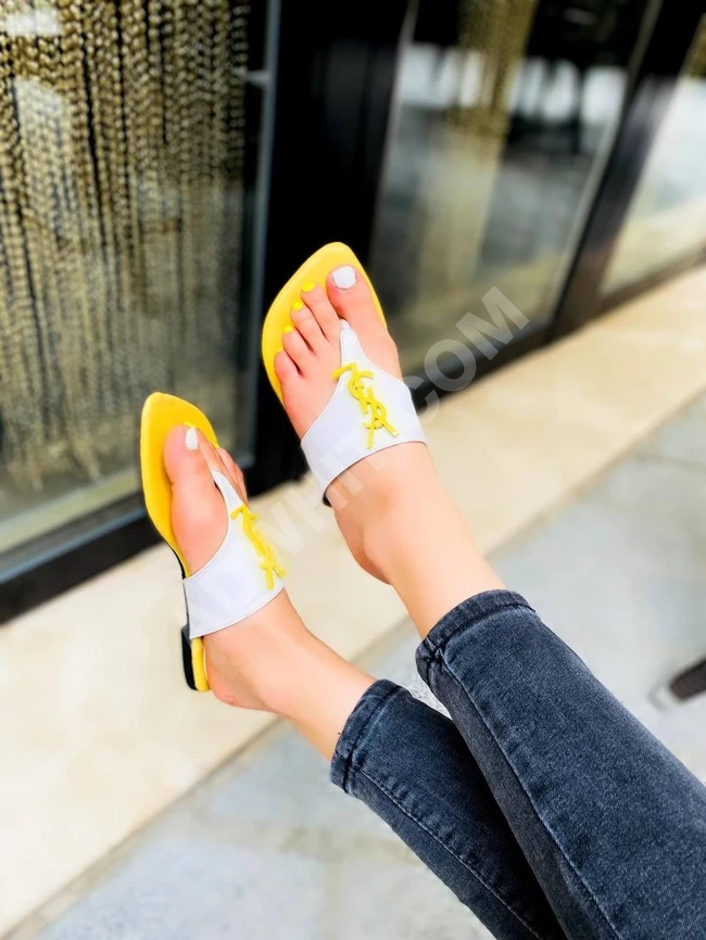 حذاء نسائي سبور مميز بألوان متعددة 