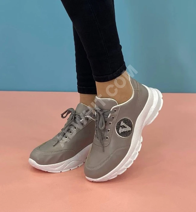 حذاء رياضي نسائي