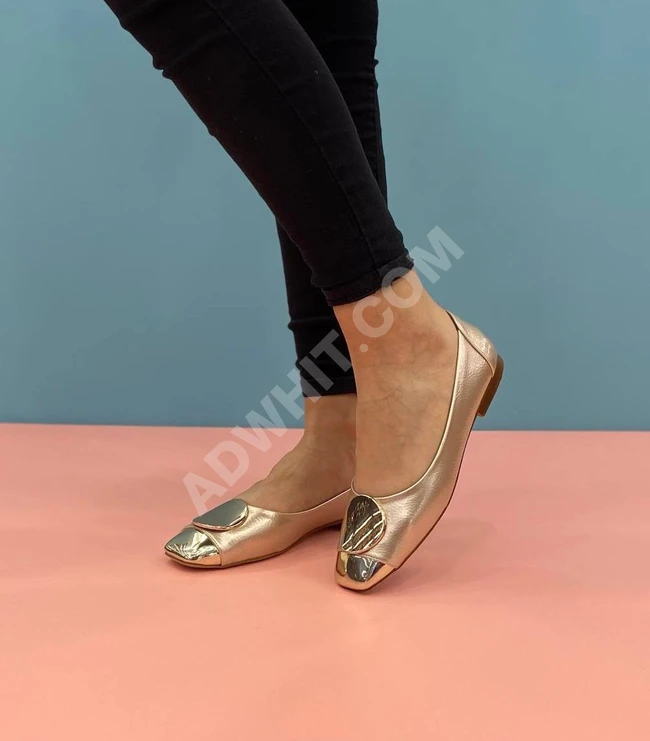 حذاء نسائي بتصميم عملي مريح