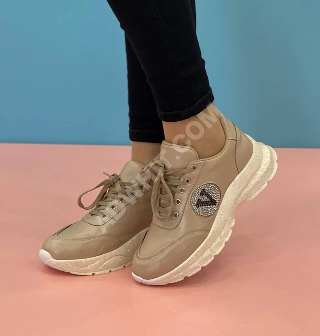 حذاء رياضي نسائي