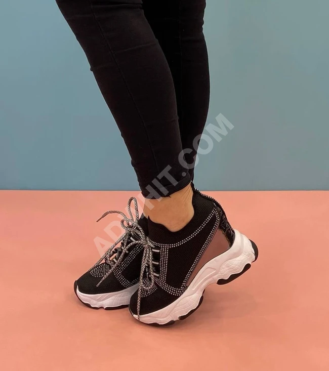 حذاء سبور نسائي مميز