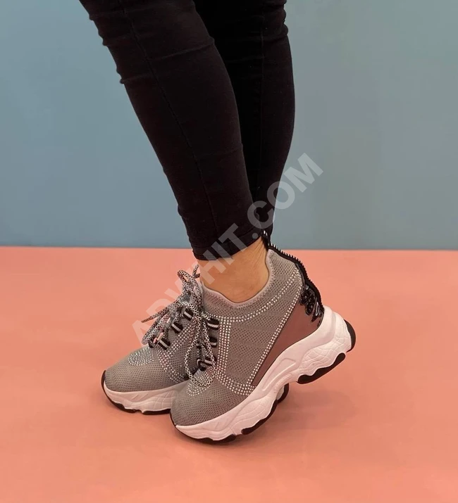 حذاء سبور نسائي مميز