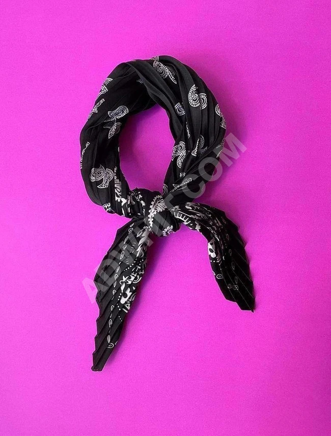 ربطة عنق نسائية بألوان متعددة 