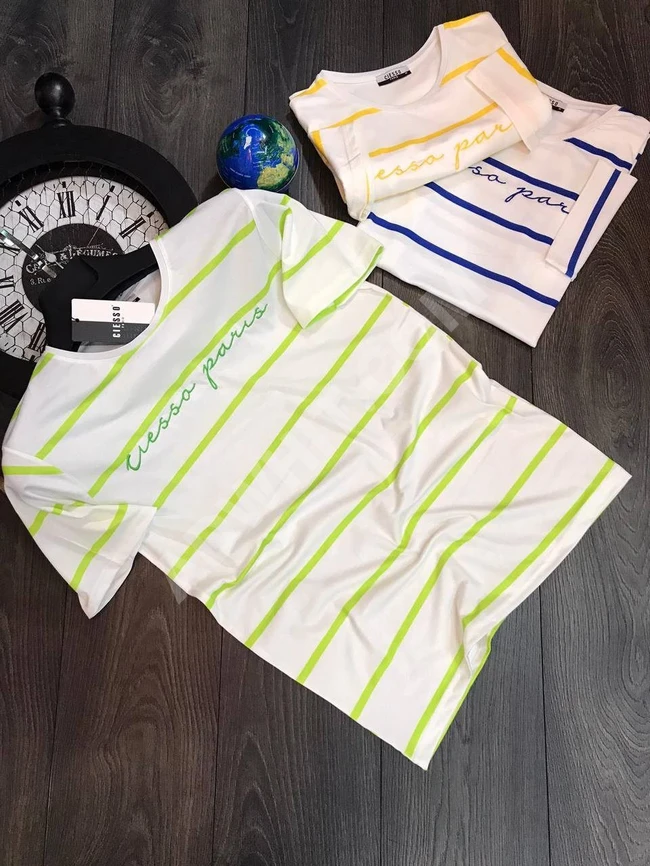 تيشرتات نسائية بأشكال وألوان مختلفة 