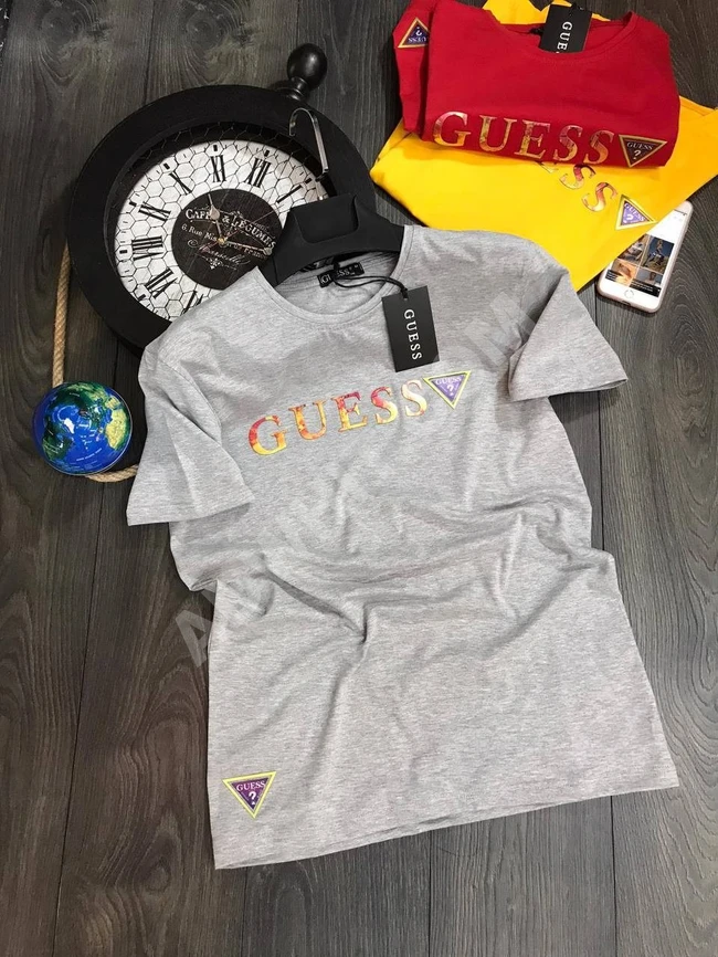 تيشرتات نسائية بأشكال وألوان مختلفة 