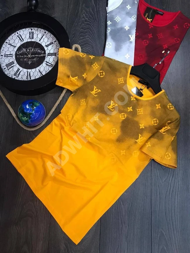 تيشرتات نسائية بأشكال وألوان مختلفة 