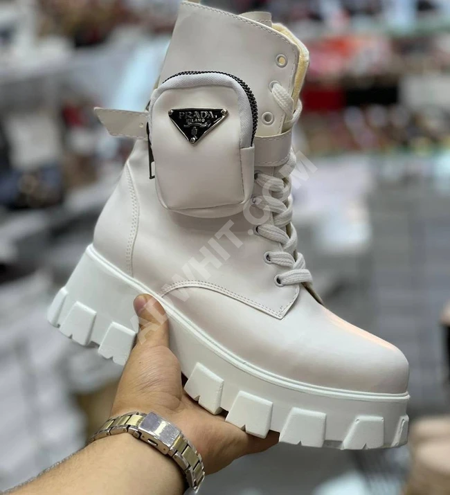 حذاء سبور نسائي