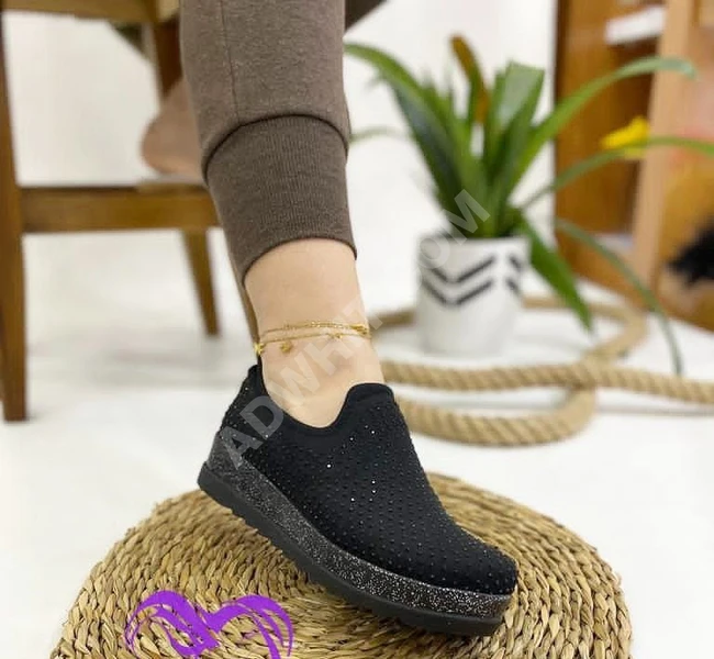 حذاء سبور نسائي بسعر مخفض