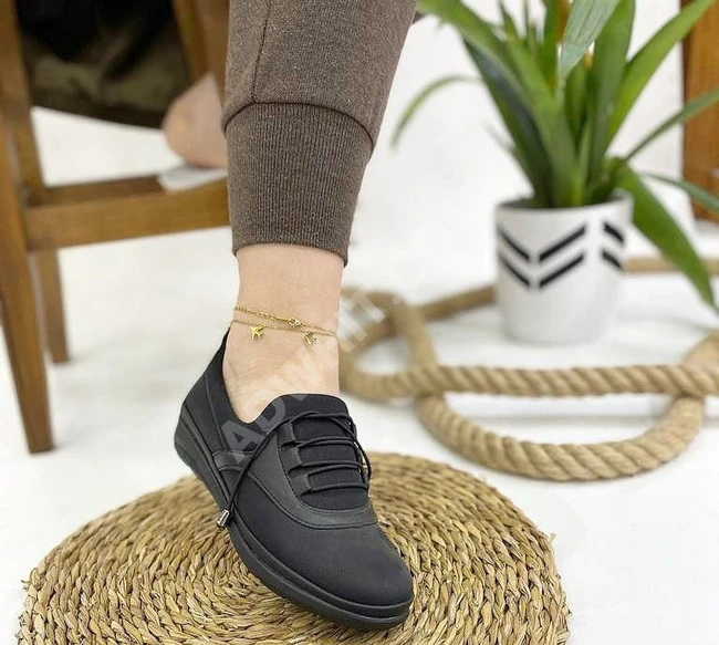 حذاء سبور نسائي بتصميم عملي مريح 