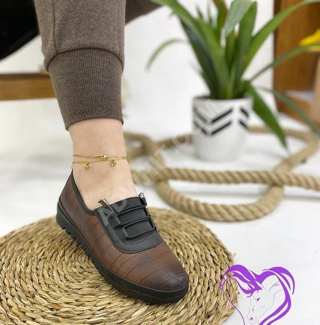 حذاء سبور نسائي بتصميم عملي مريح 