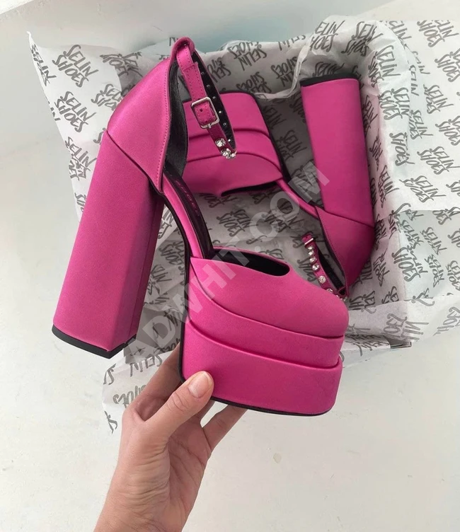 حذاء نسائي كعب عالي