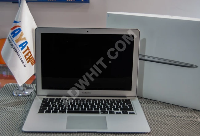 متوفر قطعتين  MacBook Air 2017 الجهاز الرائع جداً و المناسب للطلاب و للحمل و التنقل 