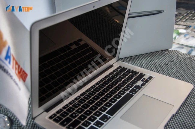 متوفر قطعتين  MacBook Air 2017 الجهاز الرائع جداً و المناسب للطلاب و للحمل و التنقل 