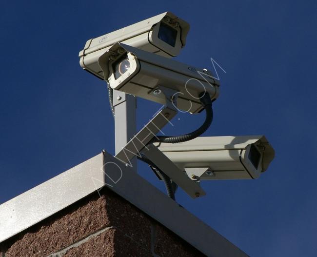 CCTV gözetim kameraları iletişim kabloları