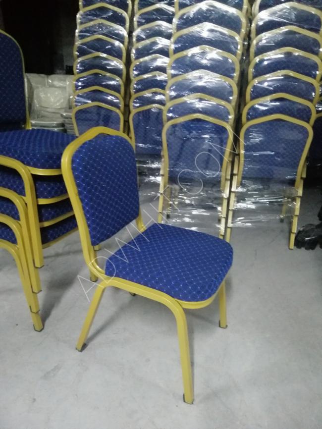 Düğünler için plastik sandalyeler ve masalar