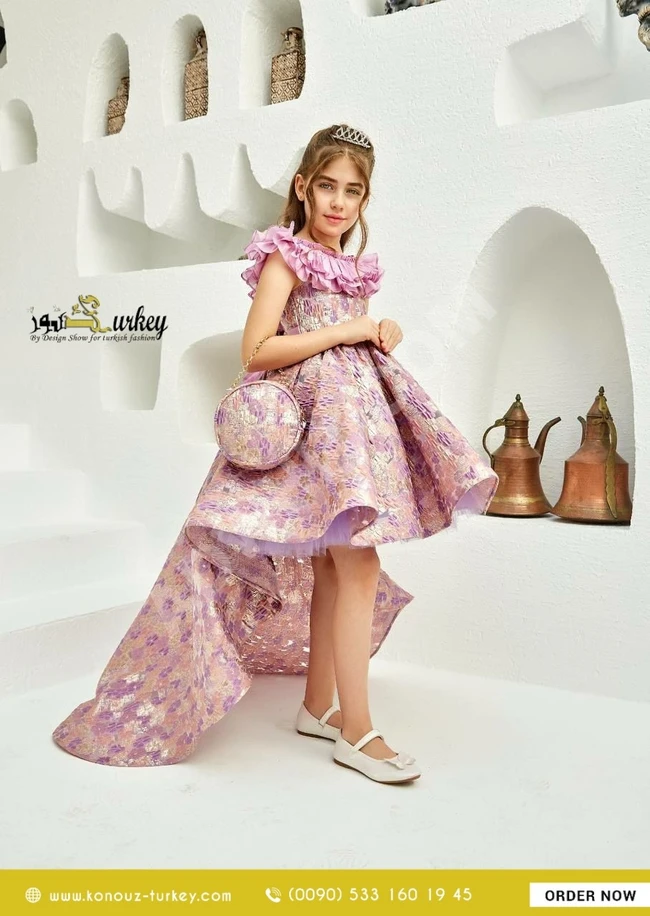 فستان و تاج و حقيبة