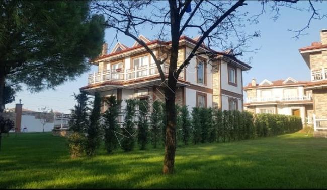 Luxurious 4 bedroom villa 850m2 in the city center surrounded by nature