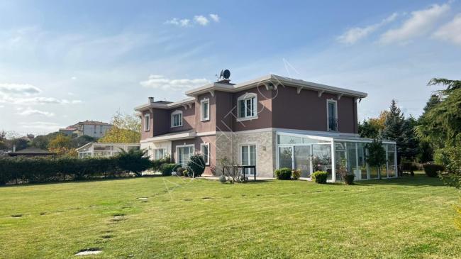 HT-1626 A wonderful villa with a panoramic view of the lake in Büyükçekmece